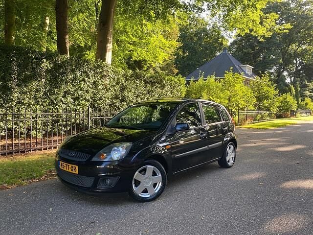 Zwart Gebruikt 2007 Ford Fiesta Futura Hatchback | € 1.599 (Eerlijke prijs) - Afbeelding 1/4