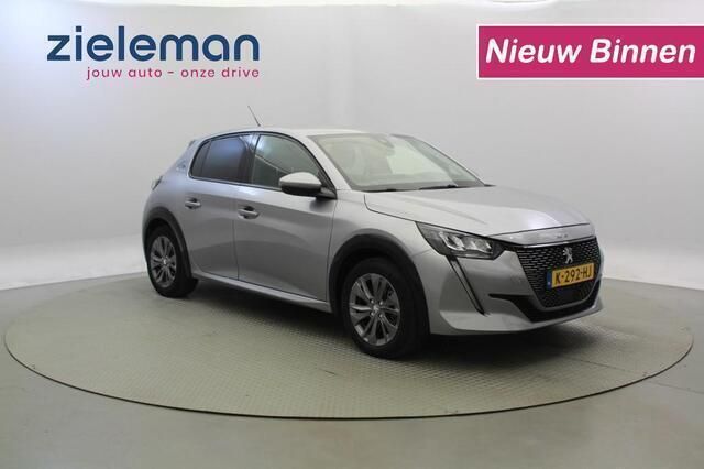 Grijs, metallic lak Gebruikt 2020 Peugeot e-208 Allure Hatchback | € 13.345 (Eerlijke prijs) - Afbeelding 1/4