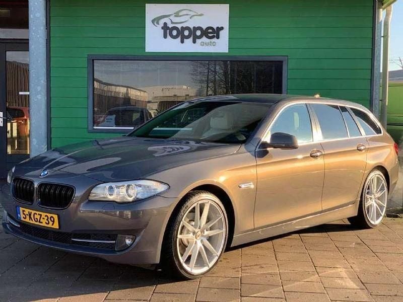 Bruin, metallic lak Gebruikt 2013 BMW 520 Executive Stationwagen | € 15.950 (Eerlijke prijs) - Afbeelding 1/4