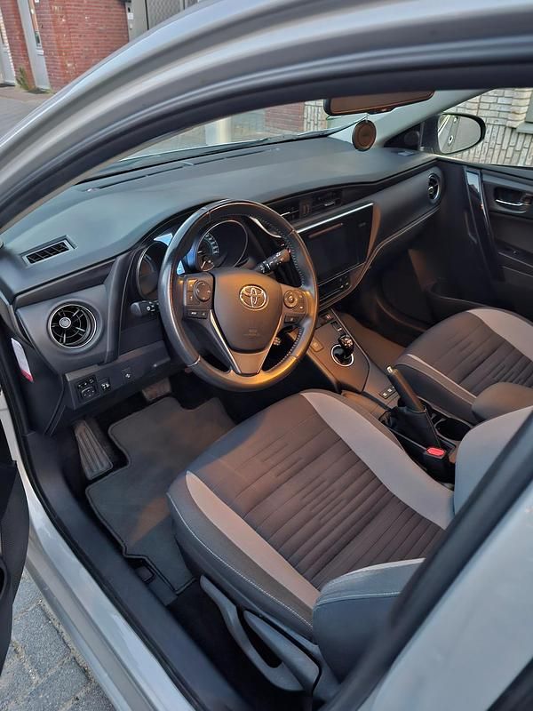 Grijs Occasion 2017 Toyota Auris Touring Sports Stationwagen | € 17.000 (Iets duurder) - Afbeelding 1/4