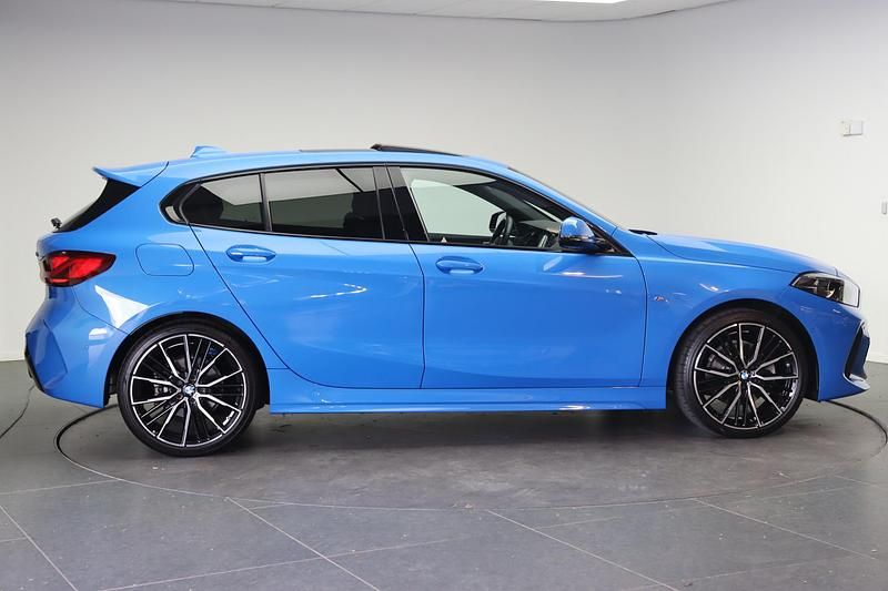 Occasion BMW 118 Executive 136 PK (100 kW) 2024 Blauw Hatchback