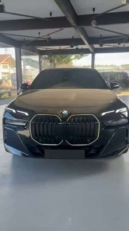 Zwart Nieuw 2024 BMW 740 Sedan | € 105.800 - Afbeelding 1/4