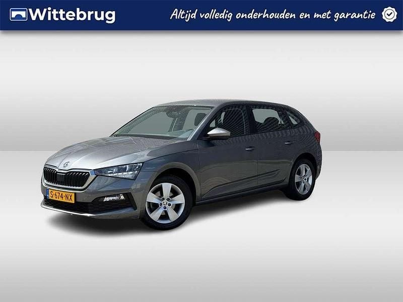 Grijs Gebruikt 2023 Skoda Scala Ambition Hatchback | € 16.450 (Goede deal) - Afbeelding 1/2