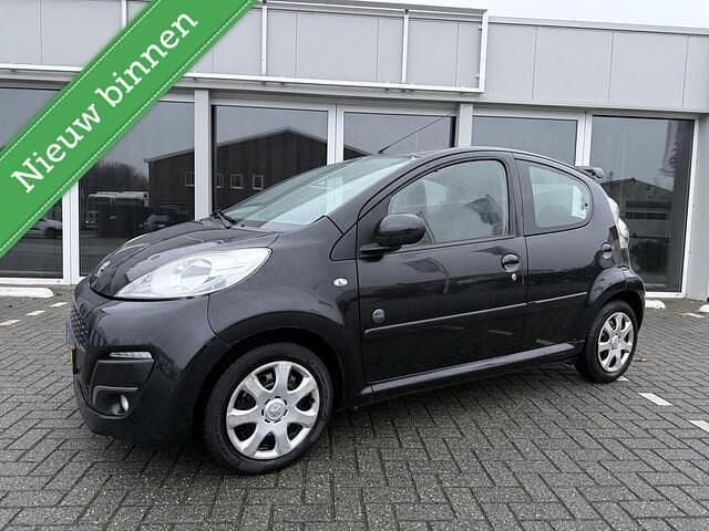 Zwart Gebruikt 2013 Peugeot 107 Sportium Hatchback | € 3.299 (Eerlijke prijs) - Afbeelding 1/4