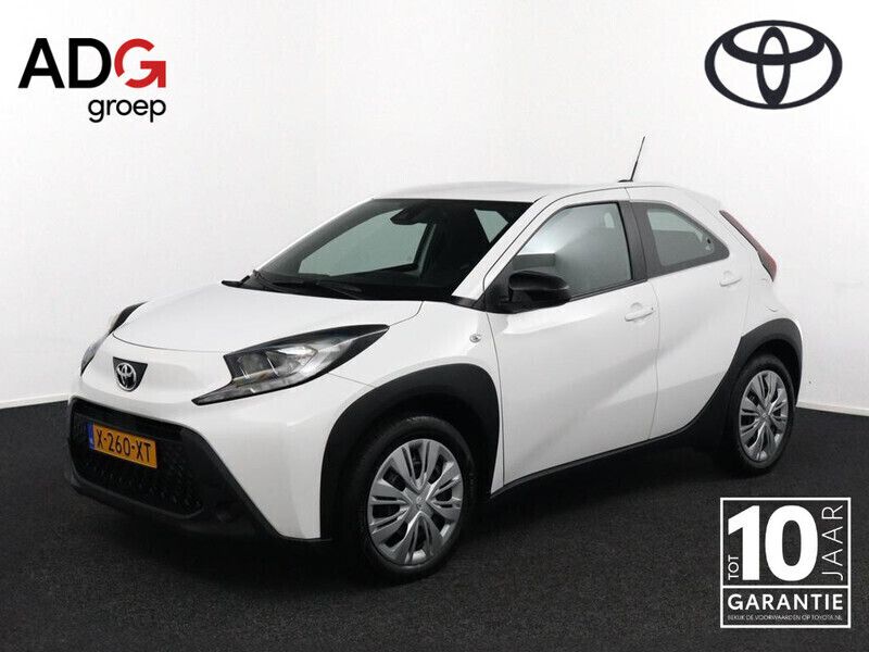 Wit Gebruikt 2024 Toyota Aygo Play Hatchback | € 18.400 (Eerlijke prijs) - Afbeelding 1/4