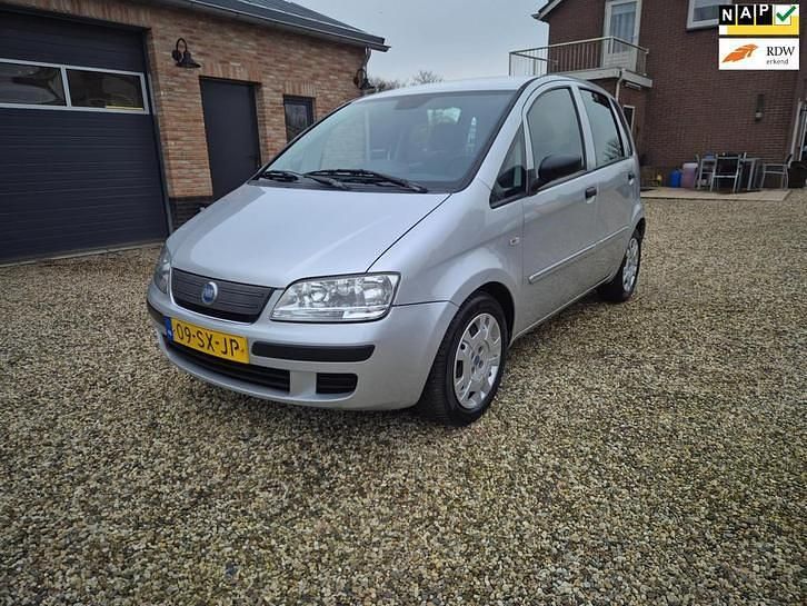 Grijs (metallic) Occasion 2006 Fiat Idea Active MPV | € 1.950 (Eerlijke prijs) - Afbeelding 1/4