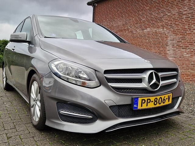 Grijs Gebruikt 2017 Mercedes B180 Business MPV | € 15.950 (Eerlijke prijs) - Afbeelding 1/4