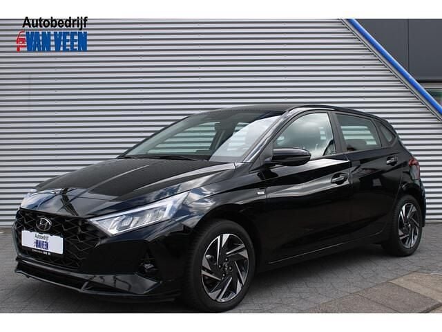 Phantom black (zwart metallic) Occasion 2023 Hyundai i20 Comfort Hatchback | € 20.445 (Eerlijke prijs) - Afbeelding 1/4