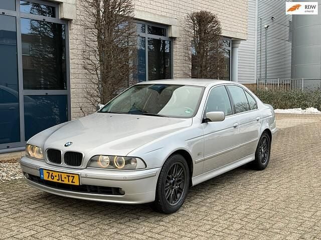 Grijs Gebruikt 2002 BMW 525 Sedan | € 3.950 (Eerlijke prijs) - Afbeelding 1/4