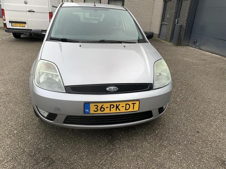 Occasion Ford Fiesta Futura 69 PK (50 kW) 2004 Grijs Hatchback
