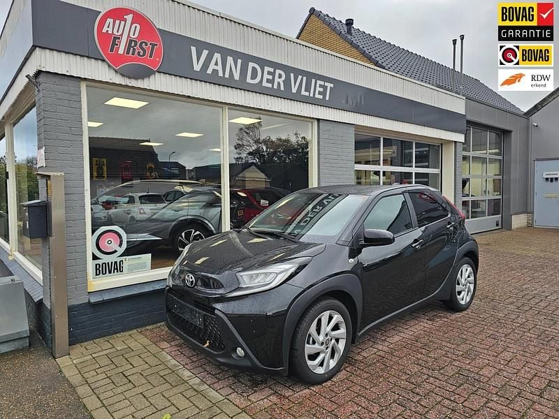Zwart Occasion 2025 Toyota Aygo X-pure Hatchback | € 18.950 (Goede deal) - Afbeelding 1/4