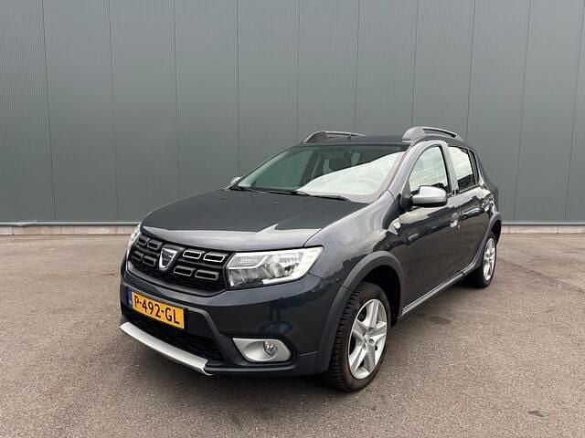 Grijs Occasion 2017 Dacia Sandero Lauréate Hatchback | € 5.995 (Goede deal) - Afbeelding 1/4