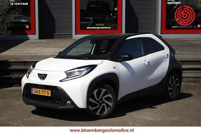 Wit Gebruikt 2024 Toyota Aygo X Pulse SUV | € 21.400 - Afbeelding 1/4