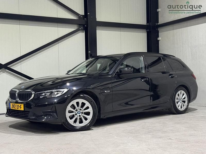 Zwart Occasion 2022 BMW 320 Shadowline Stationwagen | € 26.740 (Super prijs) - Afbeelding 1/4