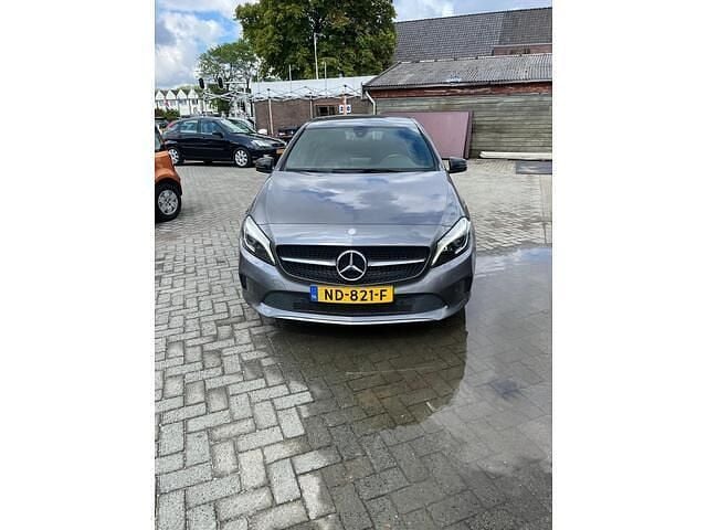 Grijs Gebruikt 2017 Mercedes A180 Edition Hatchback | € 12.950 (Eerlijke prijs) - Afbeelding 1/4