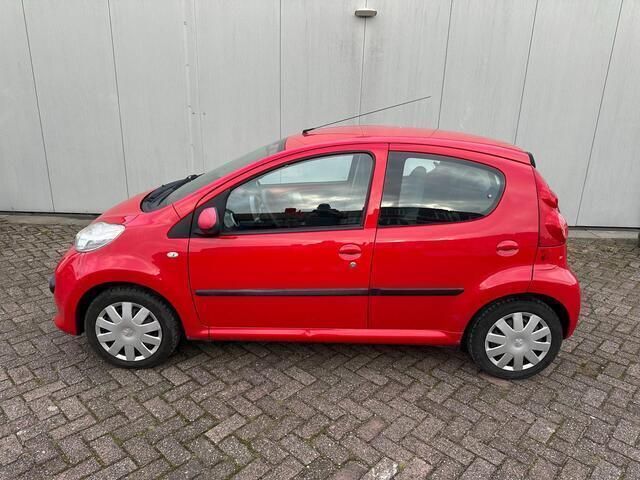 Rood Gebruikt 2008 Peugeot 107 Hatchback | € 1.450 (Goede deal) - Afbeelding 1/4