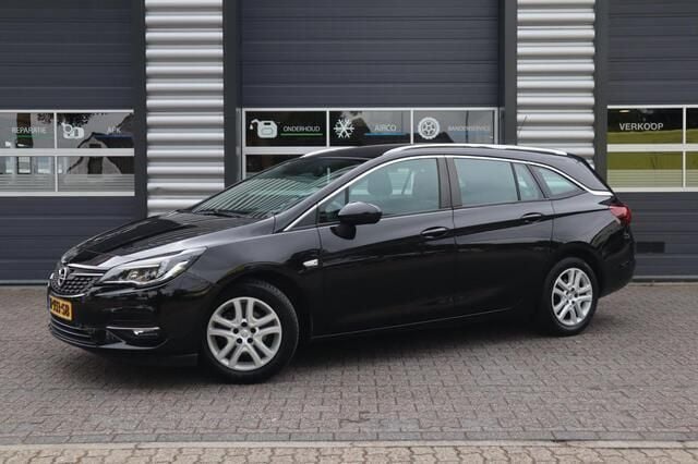 Zwart Gebruikt 2020 Opel Astra Edition Stationwagen | € 11.440 (Eerlijke prijs) - Afbeelding 1/4