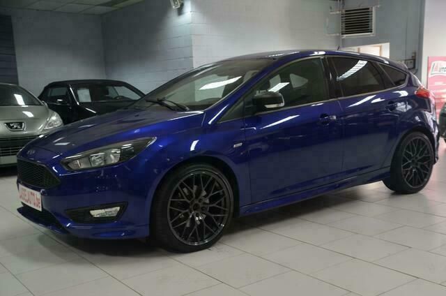 Blauw Gebruikt 2017 Ford Focus ST-Line Sedan | € 13.990 (Eerlijke prijs) - Afbeelding 1/4