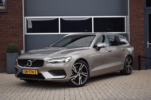 Grijs Gebruikt 2019 Volvo V60 Momentum Stationwagen | € 26.750 (Eerlijke prijs) - Afbeelding 1/4