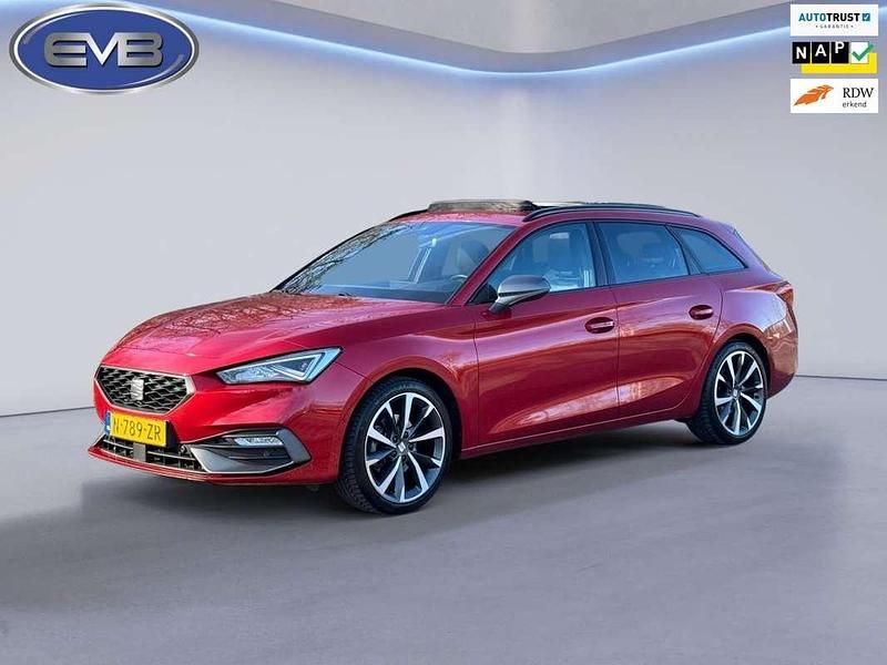 Rood (metallic) Occasion 2022 Seat Leon Business Stationwagen | € 15.850 (Eerlijke prijs) - Afbeelding 1/4
