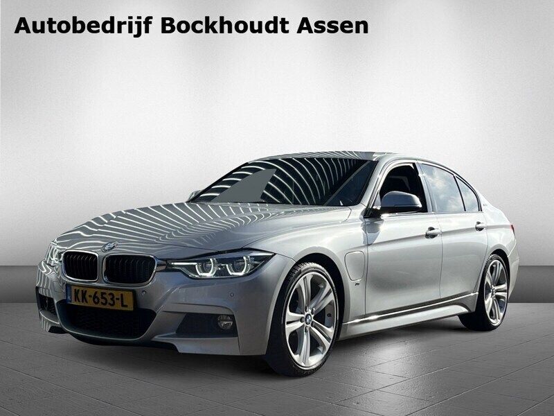Grijs Gebruikt 2016 BMW 330 Sedan | € 16.750 (Eerlijke prijs) - Afbeelding 1/4