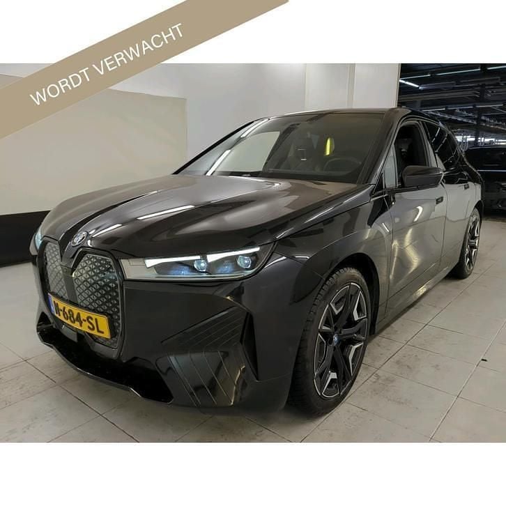 Zwart (metallic) Gebruikt 2021 BMW iX Executive SUV | € 39.780 (Goede deal) - Afbeelding 1/4