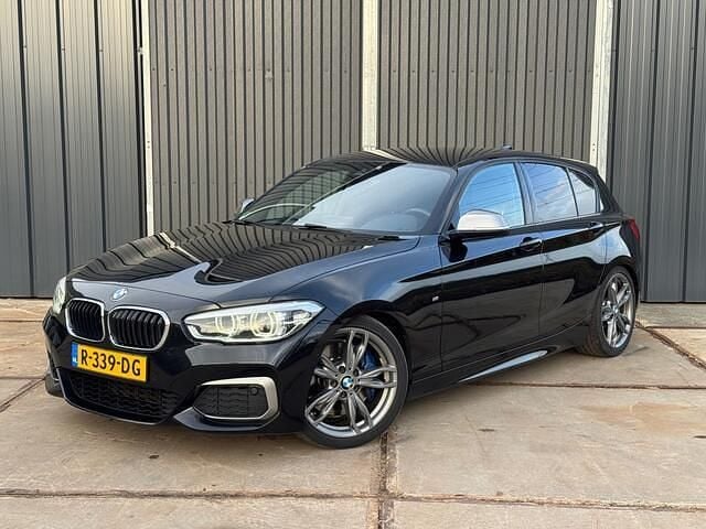 Zwart (metallic) Gebruikt 2016 BMW M140 Executive Hatchback | € 29.950 (Eerlijke prijs) - Afbeelding 1/4