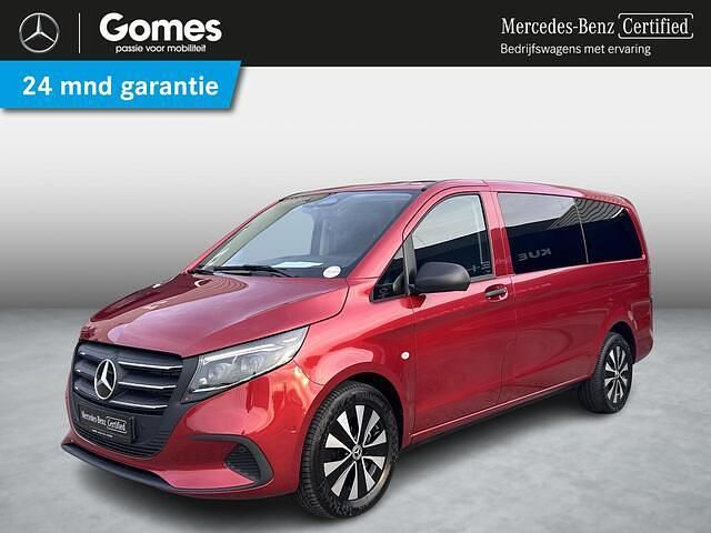 Rood (metallic) Gebruikt 2024 Mercedes Vito Stationwagen | € 49.950 (Duur) - Afbeelding 1/4