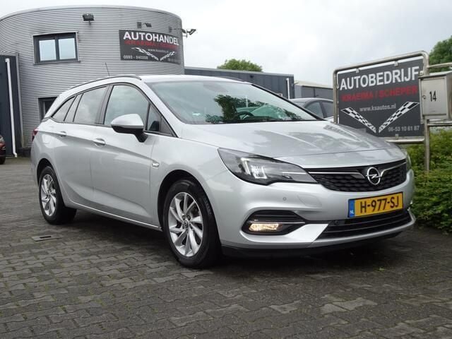 Grijs, metallic lak Gebruikt 2020 Opel Astra Business Edition Stationwagen | € 9.950 (Goede deal) - Afbeelding 1/4