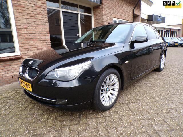 Zwart, metallic lak Occasion 2008 BMW 520 Comfort Edition Sedan | € 5.950 (Eerlijke prijs) - Afbeelding 1/4