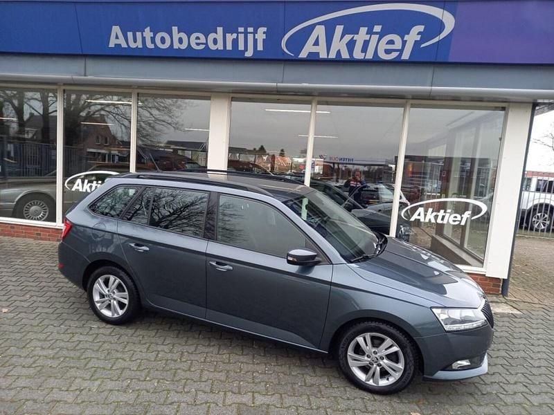 Grijs (metallic) Gebruikt 2021 Skoda Fabia Ambition Stationwagen | € 11.950 (Eerlijke prijs) - Afbeelding 1/4