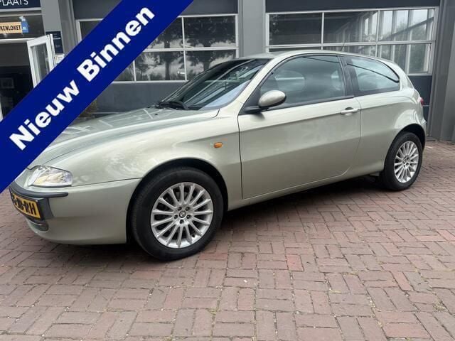 Grijs Gebruikt 2002 Alfa Romeo 147 Distinctive Hatchback | € 1.450 (Eerlijke prijs) - Afbeelding 1/4