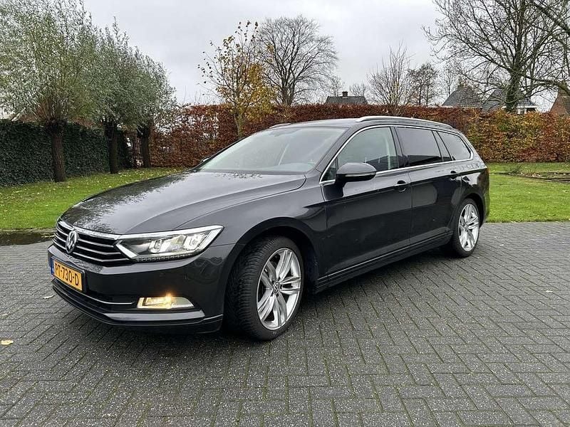 Grijs Occasion 2017 VW Passat Comfortline Stationwagen | € 11.950 (Goede deal) - Afbeelding 1/4