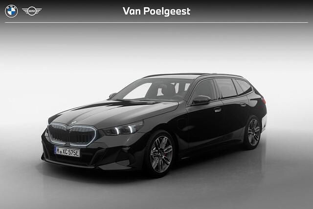 Zwart, metallic lak Nieuw 2025 BMW 530e M Sport Stationwagen | € 87.387 (Goede deal) - Afbeelding 1/4