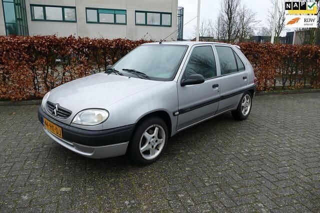 Grijs (metallic) Occasion 2001 Citroën Saxo Hatchback | € 750 (Goede deal) - Afbeelding 1/4