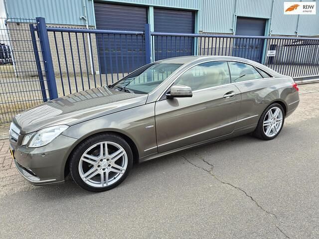 Beige (metallic) Occasion 2010 Mercedes E200 Avantgarde Coupé | € 10.950 (Eerlijke prijs) - Afbeelding 1/4