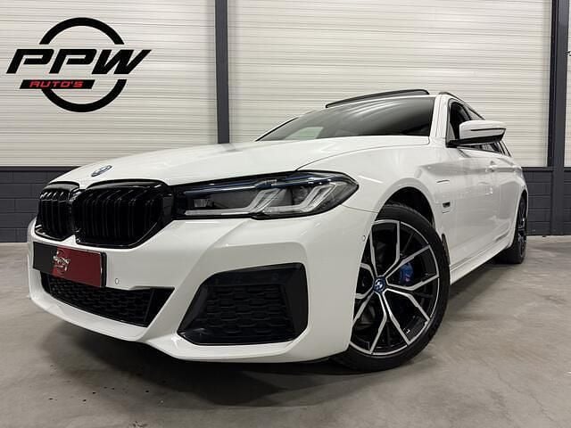 Wit Gebruikt 2022 BMW 530e M Sport Stationwagen | € 40.850 (Eerlijke prijs) - Afbeelding 1/4