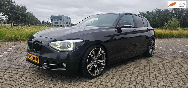 Zwart, metallic lak Gebruikt 2014 BMW 116 Executive Hatchback | € 7.950 (Eerlijke prijs) - Afbeelding 1/4