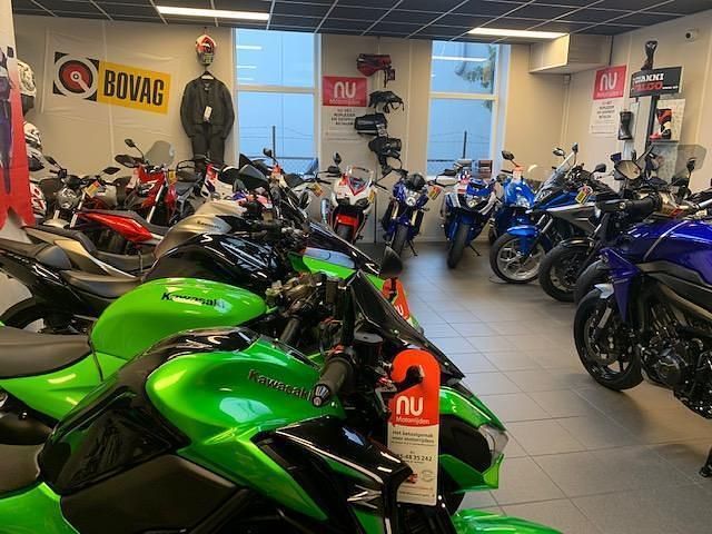 Zwart Occasion 2018 BMW 218 Executive Stationwagen | € 987.654 - Afbeelding 1/4