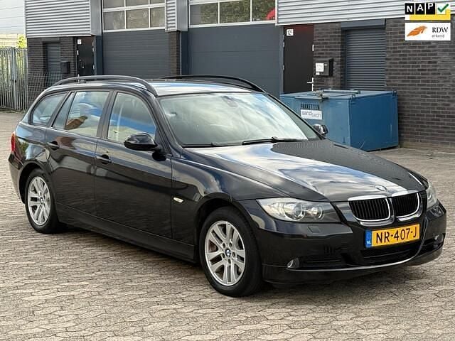 Zwart Gebruikt 2007 BMW 318 Stationwagen | € 2.299 (Goede deal) - Afbeelding 1/4