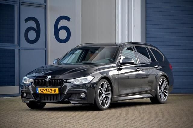 Zwart Occasion 2018 BMW 320 M Sport Stationwagen | € 24.880 (Eerlijke prijs) - Afbeelding 1/4