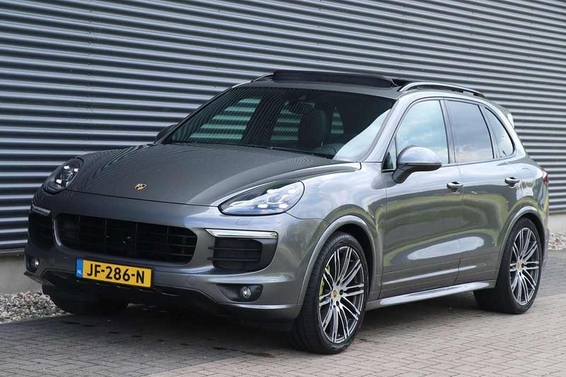 Grijs, metallic lak Gebruikt 2015 Porsche Cayenne Sport SUV | € 37.900 (Eerlijke prijs) - Afbeelding 1/4