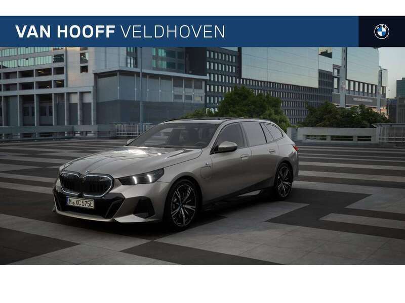 Grijs, metallic lak Nieuw 2025 BMW 530 M Sport Stationwagen | € 90.949 - Afbeelding 1/4