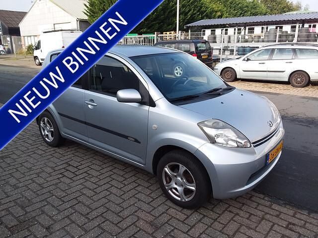Grijs Gebruikt 2006 Daihatsu Sirion Hatchback | € 1.650 (Eerlijke prijs) - Afbeelding 1/4