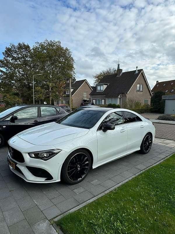 Wit Gebruikt 2020 Mercedes CLA250 Premium Sedan | € 34.350 (Duur) - Afbeelding 1/4