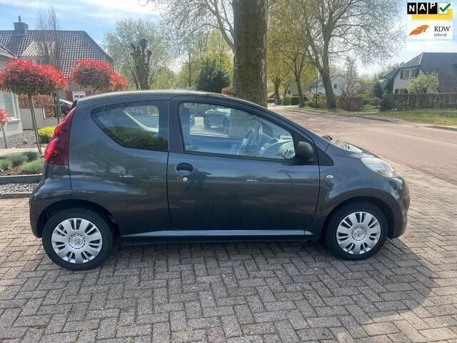 Grijs Gebruikt 2012 Peugeot 107 Access Hatchback | € 3.350 (Eerlijke prijs) - Afbeelding 1/4
