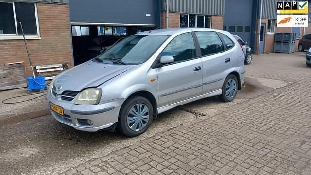 Grijs Gebruikt 2003 Nissan Almera Tino Tekna MPV | € 1.200 (Eerlijke prijs) - Afbeelding 1/4