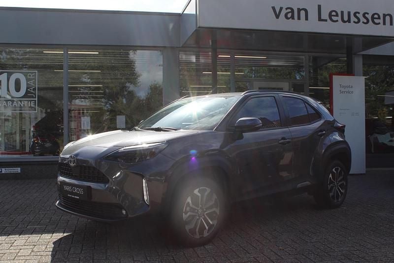 , metallic lak Gebruikt 2024 Toyota Yaris Cross Style SUV | € 29.490 (Eerlijke prijs) - Afbeelding 1/4