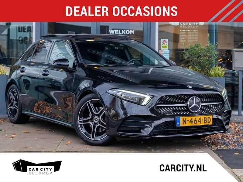 Zwart (metallic) Gebruikt 2021 Mercedes A180 Business Hatchback | € 29.940 (Eerlijke prijs) - Afbeelding 1/4