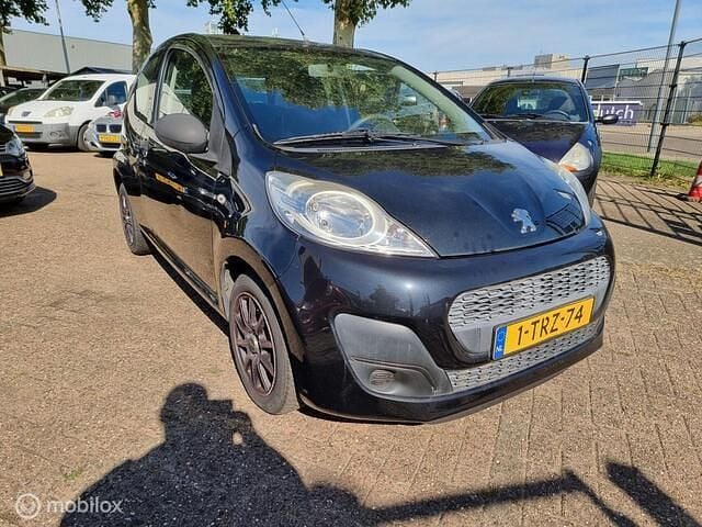 Zwart Gebruikt 2014 Peugeot 107 Access Hatchback | € 2.995 (Goede deal) - Afbeelding 1/4